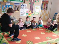 Starsi czytają młodszym