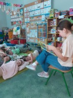 Starsi czytają młodszym